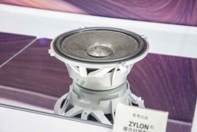 YAMAHA×AUTOBACS SEVEN CAR SPEAKER SYSTEM:振動板とバスケットの周囲に振動を抑制する機能が備えられ、ドアパネルとスピーカーの振動が干渉しないようにしている