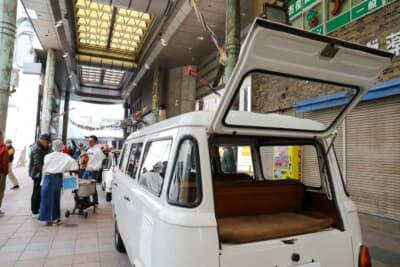 フィアット900Tプルミーノ:リアハッチは上下二分割式。下部にはエンジンが載っているため、最後部の積載スペースはこれだけだ