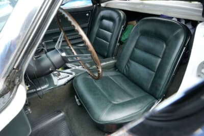 シボレー コルベット コンバーチブル：レストア完成から約15年が経過しているが、内装も良好な状態をキープ。グリーンのシートが白いボディに映えるお洒落な仕様だ