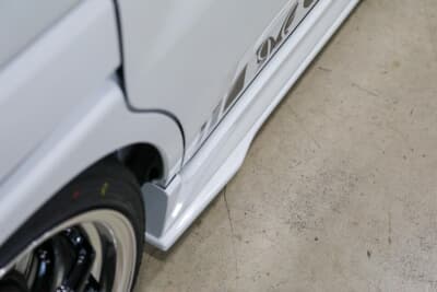 スズキ 3代目 スペーシアカスタム：イージーフラップの前後に、横に広がるデザインを設けることで、さりげないワイド感を演出