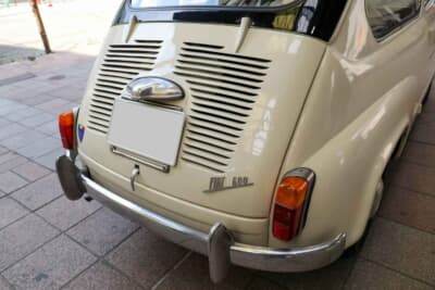 フィアット 600：リアエンジンを象徴する空気孔のルーバーが刻まれたリアフード