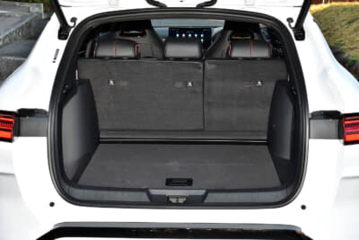 sealion6：ラゲッジは6：4分割可倒式。トノカバーは標準装備