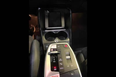 私にとって、シフトレバーがないクルマは初めての経験。RとDを間違えていないか、何度も確認してしまいました（笑）