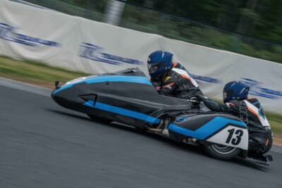 F1よりホイールベースが短くスチールパイプ製のフレームで、2輪に近い部品構成のF2。エンジンは2輪と同じくフロントミッドに搭載される