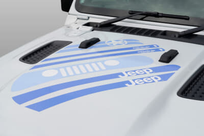 Jeep Wrangler Snow Trace:ボンネットフードには爽やかなカラーリングのスキーボードとスノーボードのデカール
