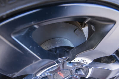 TRD_HILUX：リアはリジットアクスルのためワイドトレッドスペーサーでトレッドを拡大