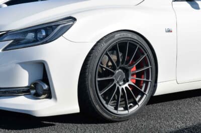 トヨタ2代目マークX：純正よりもスポークが増え、かつ車高を変えたことでスポーティ感が増した足まわり