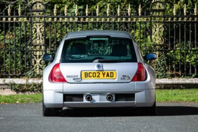 3万7083英ポンド（邦貨換算約約783万円）で落札されたルノー「スポール クリオV6」（C）iconicauctioneers