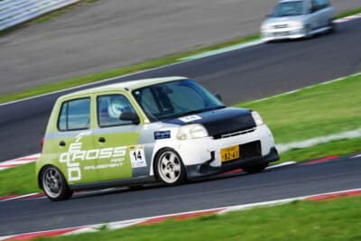 エッセで3クラスに参戦する辻原さん。来シーズンはハイグリップタイヤを履ける2クラスへのステップアップを考えているそうだ