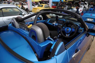 ダイハツ コペン ローブ：ブルーのフィルムはインテリアやエクステリアにも用いて統一感を図っている