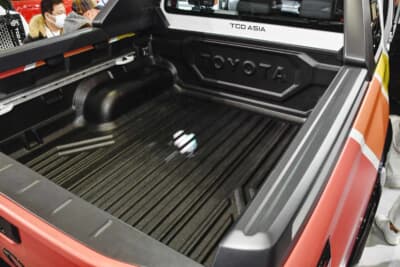 トヨタ ハイラックス カスタム コンセプト：テールゲートのTOYOTAロゴやデッキレール、デッキライナー、トーイングヒッチは純正部品だという