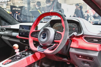 ロータス エミーラ：コクピットまわりは赤となり、シフトノブは木製