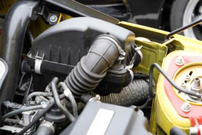 ホンダ S660：フレッシュな空気を取り込むため、エアインテークパイプは側面へと延長している