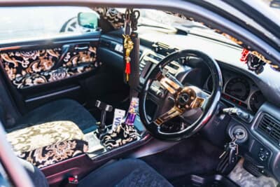 トヨタ11代目クラウン：内装の金華山の配色に合わせて、ステアリングもブラック＆ゴールドに