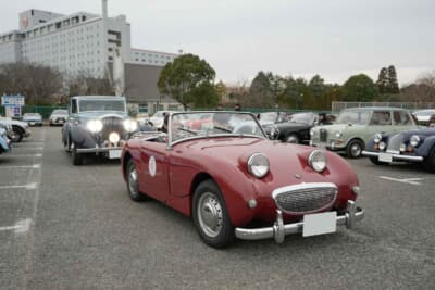 女性オーナーの参加が多いのも特徴だ。オースティン・ヒーレー・スプライトの中村さん夫妻。夫はスーパーセブンを所有し、夫婦それぞれでオープン2シーターを楽しんでいる