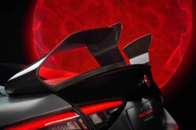 アルファロメオ ジュリア クアドリフォリオ ルナ・ロッサ：セーリング技術ではボートを水上に持ち上げる技術を、アルファロメオは逆発想でダウンフォースに転用