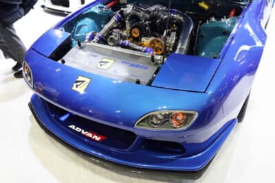 マツダ RX-7:外装はワイドボディだけでなく、フロントエアインテークやFD3Sマーカーなど、ロータリー乗りに刺さるデザインに注目したい