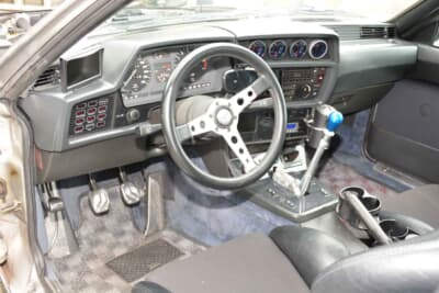 BMW 635CSi：内装は追加メーターがシンプルにまとめられている