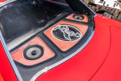 プリムス ロードランナー:リアトレイにスピーカーとオーディオを装着している