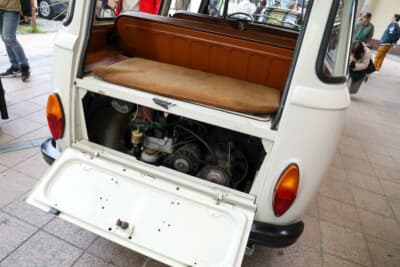 フィアット900Tプルミーノ:水冷4気筒のエンジンが縦置きで搭載されている