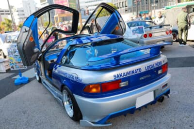 トヨタ セラ：リアにもカナードを追加。バンパーとディフューザーを塗り分けたことで、全体の雰囲気も引き締まって見える