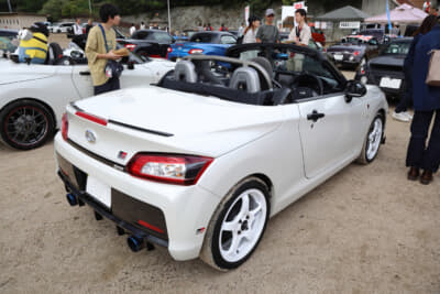 GR コペン:D-SPORT製のシフトノブのほかコンピュータを投入。トランクバー、ロールバー、タワーバーなど補強もフル装備