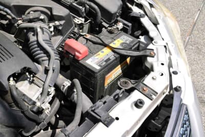 気温が低くなると、バッテリー液(希硫酸)の化学反応が鈍くなってバッテリーの性能が下がる。カー用品店などで専用のテスターを使って、バッテリーの点検を。なおバッテリーの寿命は3〜4年といわれている