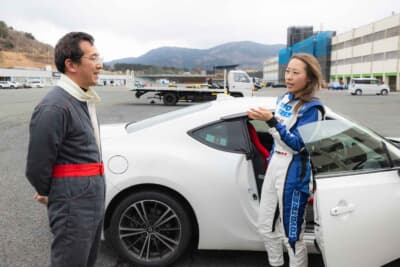 ツァオバークラフト主催ドライビングスクール＆走行会：小山選手と談笑するツァオバークラフト代表の坂上さん（左）。このイベントの主催でもあり、レーシングドライバーである小山選手を応援する純粋なファンでもある