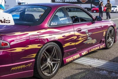 日産. S14型 シルビア：ホイールは劇中車と同じAVSのMODEL 5をチョイス