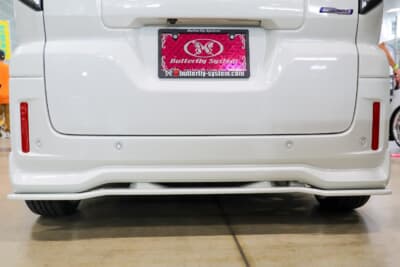 スズキ 3代目 スペーシアカスタム：イージーフラップのリアフラップスポイラーは、取り付け部のデザインにこだわり、装着時に追加ダクト感が現れるように成形