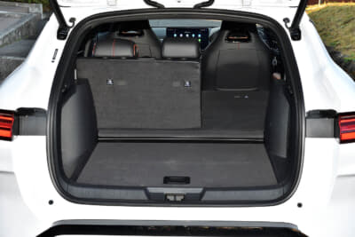 sealion6：ラゲッジは6：4分割可倒式。トノカバーは標準装備