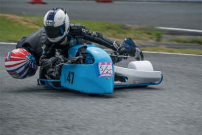 小排気量の入門クラスがF4。日本独自の規格でタイヤはレーシングカート用だ。速度域は低いが必要なスキルはF1やF2と変わらない