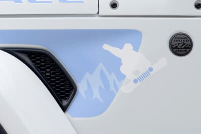 Jeep Wrangler Snow Trace:左フェンダーにはスノーボーダーのアクティビティなデカール