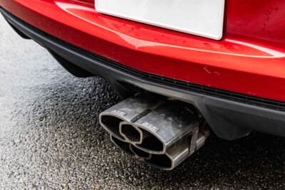 シボレー カマロSS：マフラーはワンオフとなっている