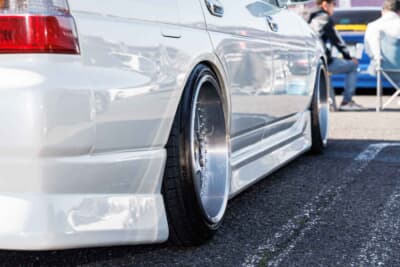 日産8代目ローレル：フェンダーとホイールとのツライチにこだわるのがVIP流