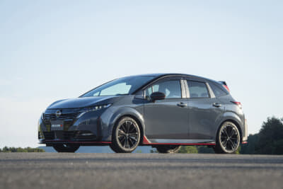 オーラNISMO：バンパーサイドガーニッシュ、リヤバンパーガーニッシュ、サイドロアガーニッシュなど空力パーツを纏う