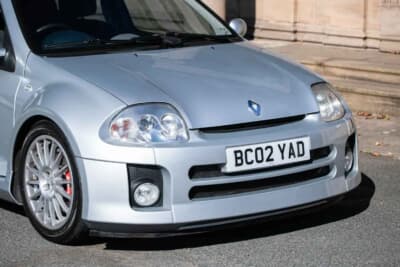 3万7083英ポンド（邦貨換算約約783万円）で落札されたルノー「スポール クリオV6」（C）iconicauctioneers