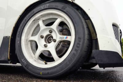 スバル プレオ：足まわりやタイヤ＆ホイールは2クラスのときと同じ。ブレーキも1クラスだからといって特別なことは何もせず、パッド交換のみだ