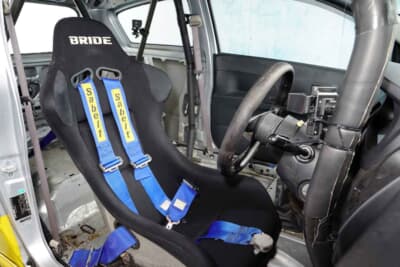 ダイハツ ミラ:オーソドックスな室内の作り込み。カーペットやアンダーコートを剥がし軽量化している