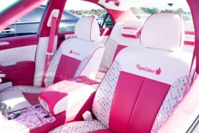 トヨタ12代目クラウン：シートは、バタフライシステム製の他車用シートカバーを流用したカスタムオーダー品。クラウン、ロイヤルサルーンというロゴ入りが特徴