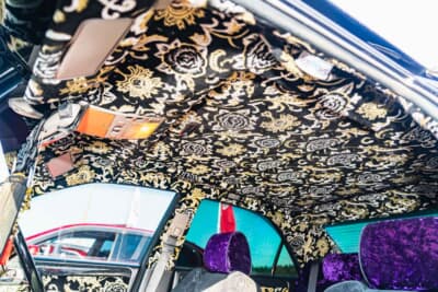 トヨタ11代目クラウン：天井や各ピラー部一面にも煌びやかな金華山が貼りめぐらされている