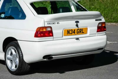 10万ポンド～12万ポンド（邦貨換算約202万円〜242万円で現在も販売中のフォード「エスコートRSコスワース」（C）iconicauctioneers