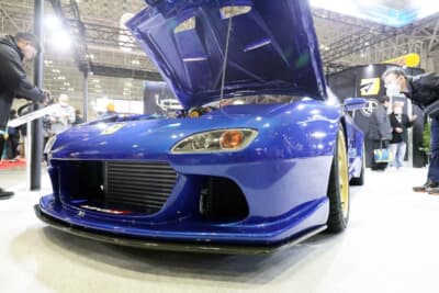 マツダ RX-7:外装はワイドボディだけでなく、フロントエアインテークやFD3Sマーカーなど、ロータリー乗りに刺さるデザインに注目したい