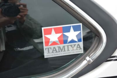 BMW 635CSi：サイドウインドウにはお馴染みのタミヤステッカーも貼られているという遊び心