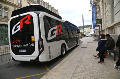 海路を2ヶ月かけて日本からフランスに送り届けられたGR燃料電池バス
