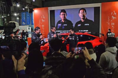 初日のアンベールでは多くの来場者が詰めかけ、ステージ上では鈴木亜久里氏と土屋圭市氏によるトークショーが行われ、開発背景やこだわりが語られた