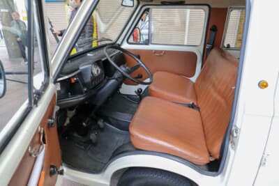 フィアット900Tプルミーノ:ベンチシート、フラットフロアなど、実用性重視のバンならではのシンプルな構成だ