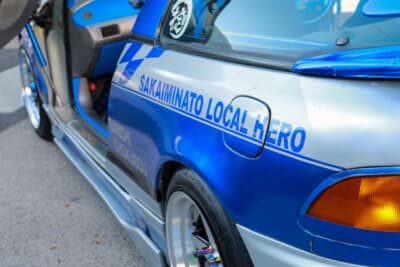 トヨタ セラ：ブルーとシルバーのツートーンやグラフィックは、境港市の特産品であるイワシをイメージ