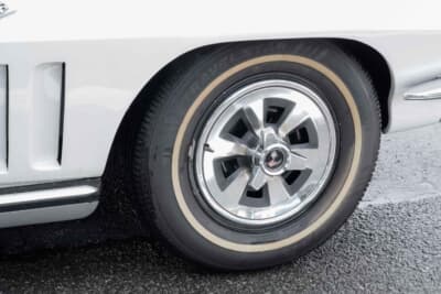 シボレー コルベット コンバーチブル：スチールホイールにセンターロック風のホイールキャップを装着。これらも純正品を維持し続けている