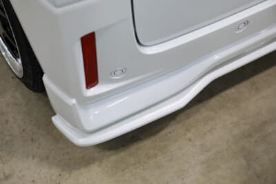 スズキ 3代目 スペーシアカスタム：イージーフラップシリーズは、横や後部への張り出し具合も最小限に留めている